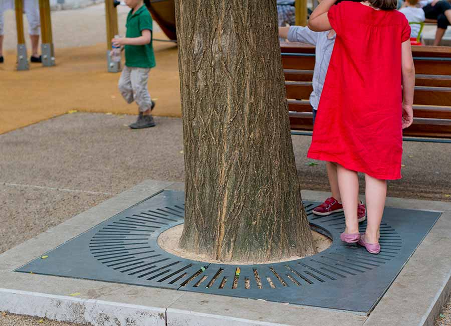 Grille d'arbre CARDIFF conçu et fabriqué par Aréa mobilier urbain
