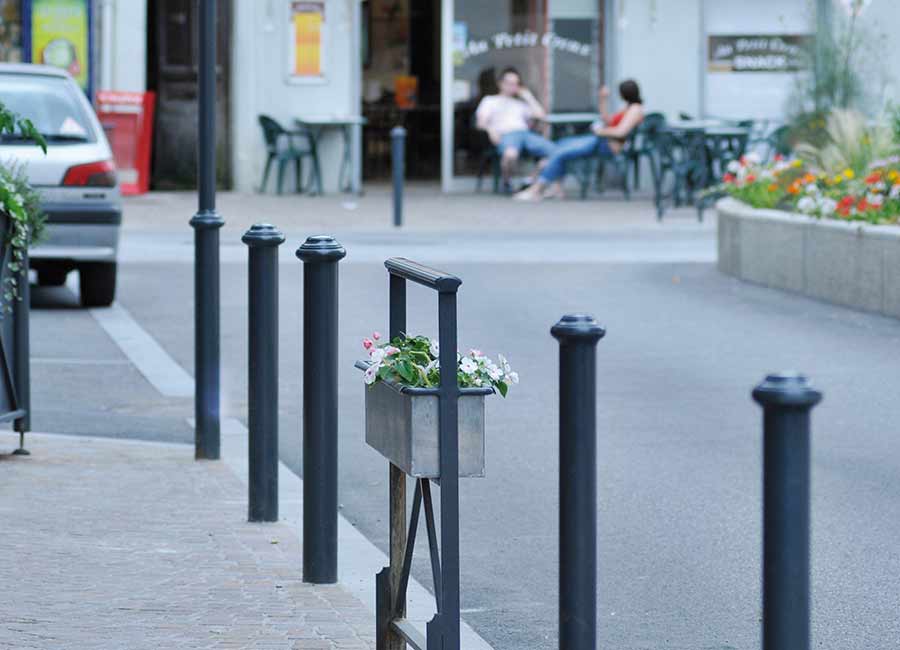 Mât signalétique AGORA conçu et fabriqué par Aréa mobilier urbain