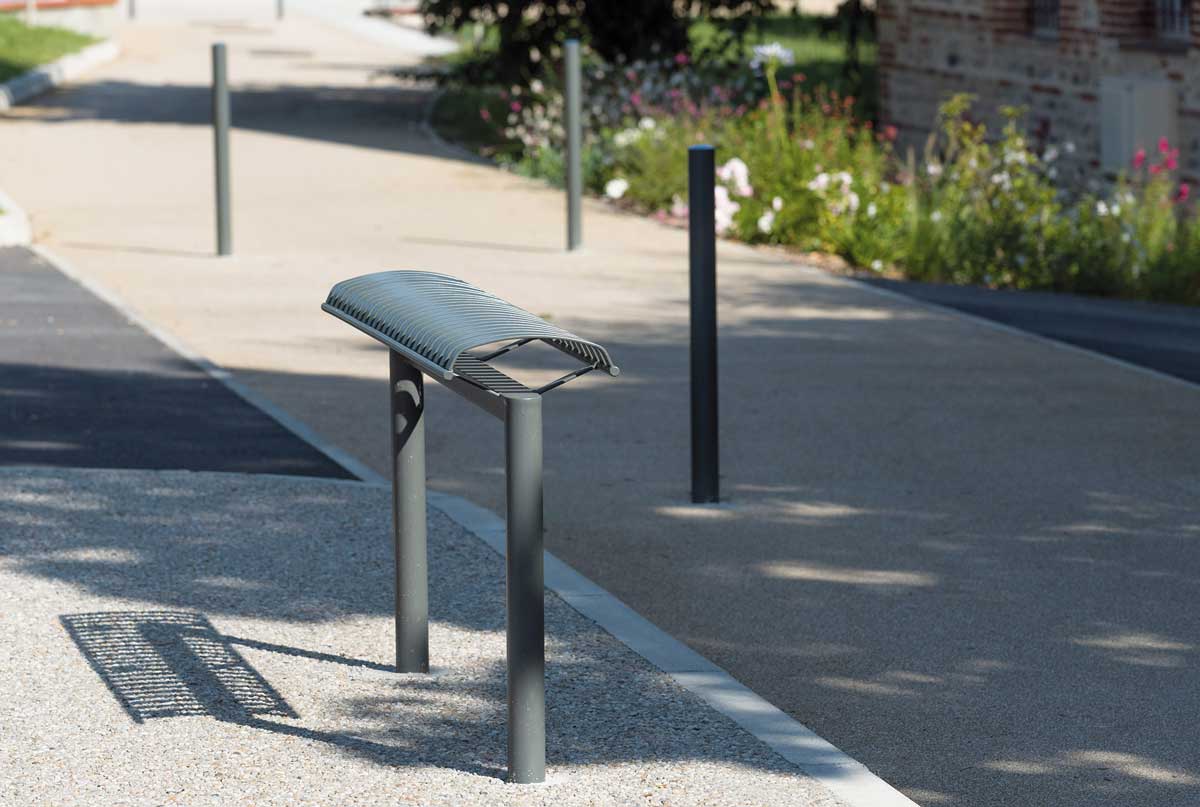 Assis-debout BILBAO conçu et fabriqué par Aréa mobilier urbain
