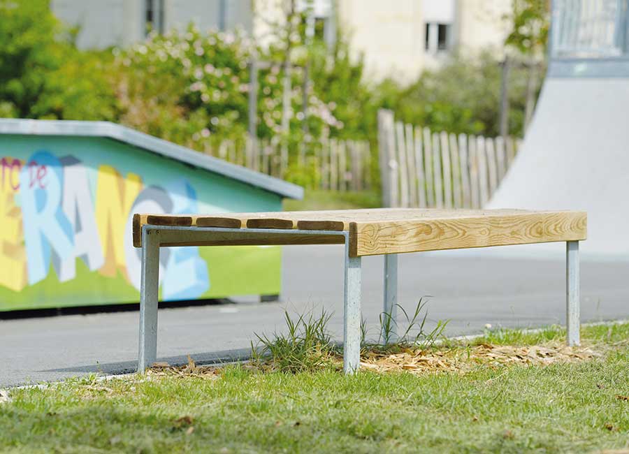 Banc simple ATLANTIQUE BOIS conçu et fabriqué par Aréa mobilier urbain