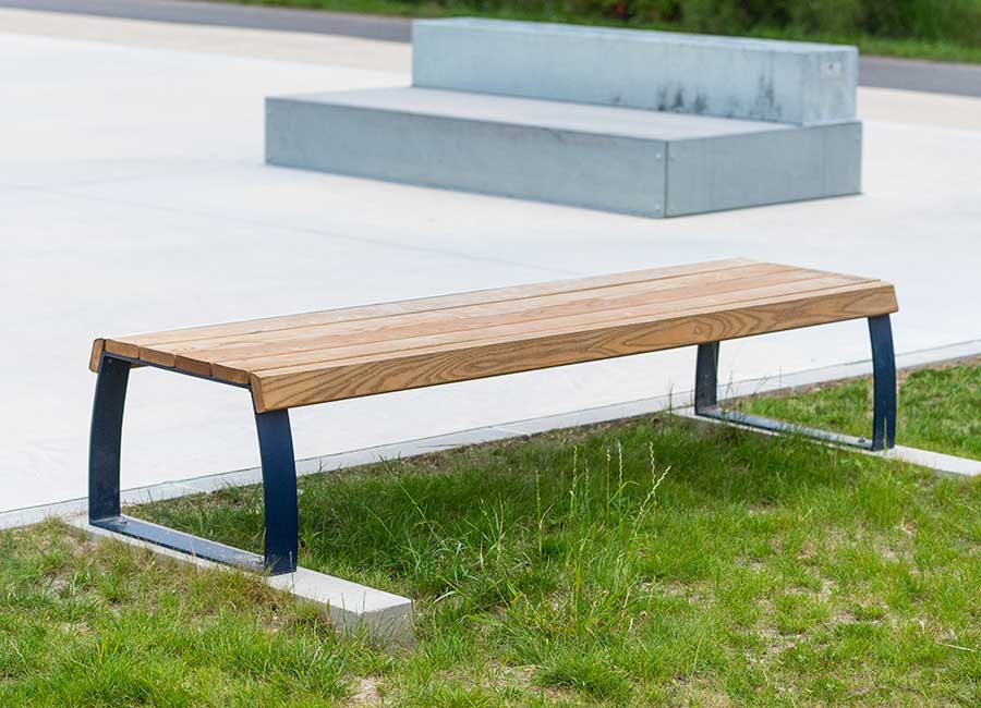 Banc simple BERNE BOIS conçu et fabriqué par Aréa mobilier urbain