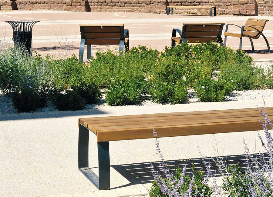 Banc simple BERNE BOIS conçu et fabriqué par Aréa mobilier urbain