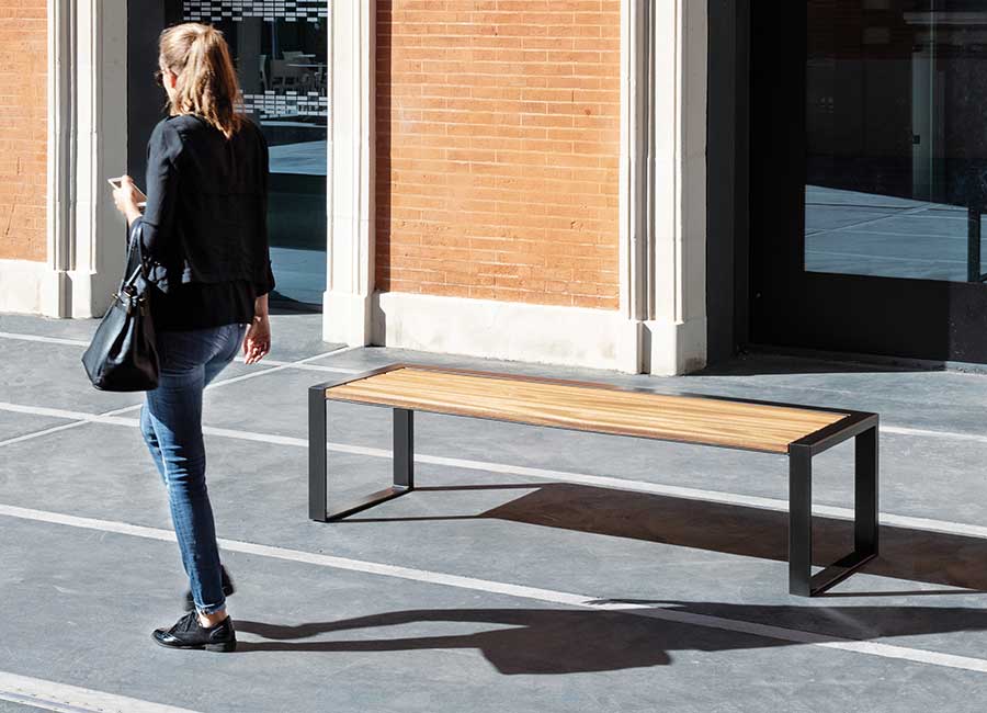 Banc simple BONN BOIS conçu et fabriqué par Aréa mobilier urbain