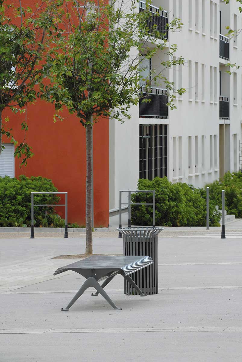 Banc simple PORTO conçu et fabriqué par Aréa mobilier urbain