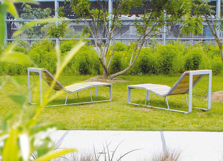 Chaise longue ATLANTIQUE BOIS conçu et fabriqué par Aréa mobilier urbain