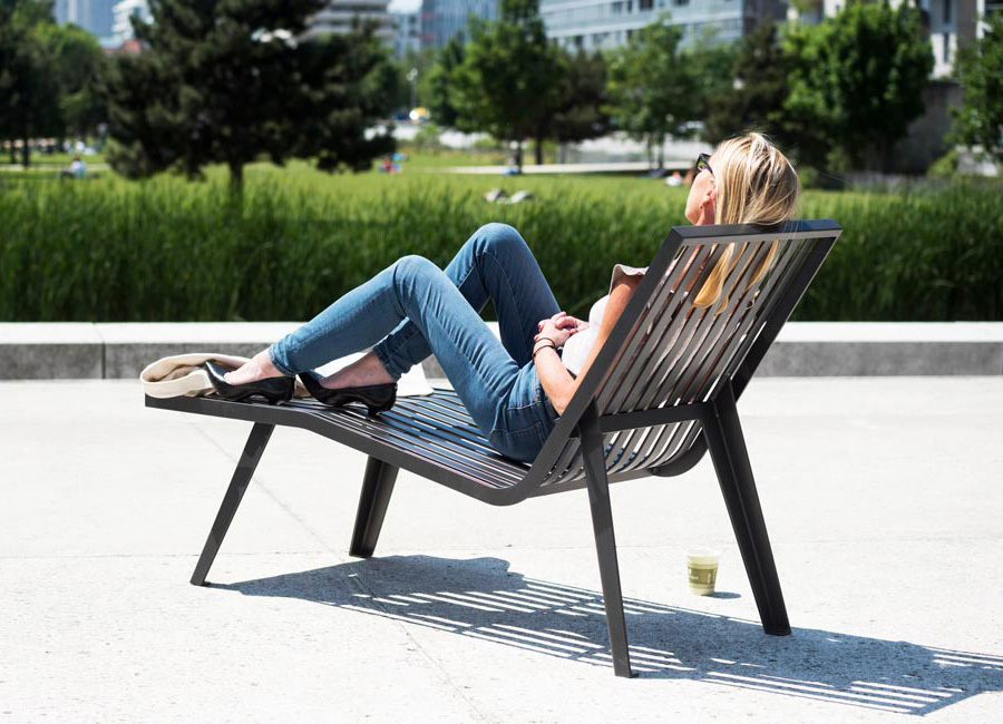 Chaise longue MICHIGAN conçu et fabriqué par Aréa mobilier urbain