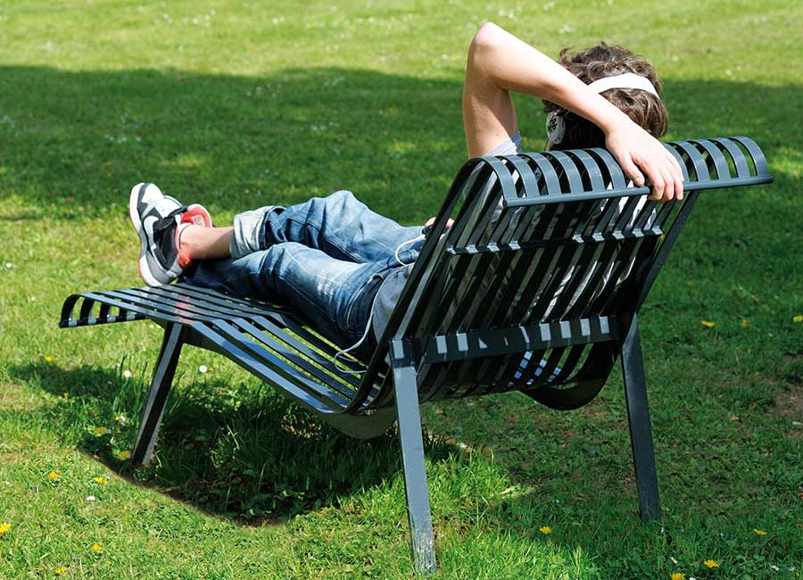 Chaise longue MIRAMAR conçu et fabriqué par Aréa mobilier urbain