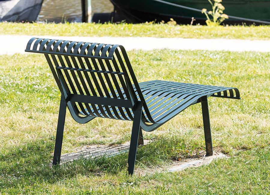 Chaise longue MIRAMAR conçu et fabriqué par Aréa mobilier urbain