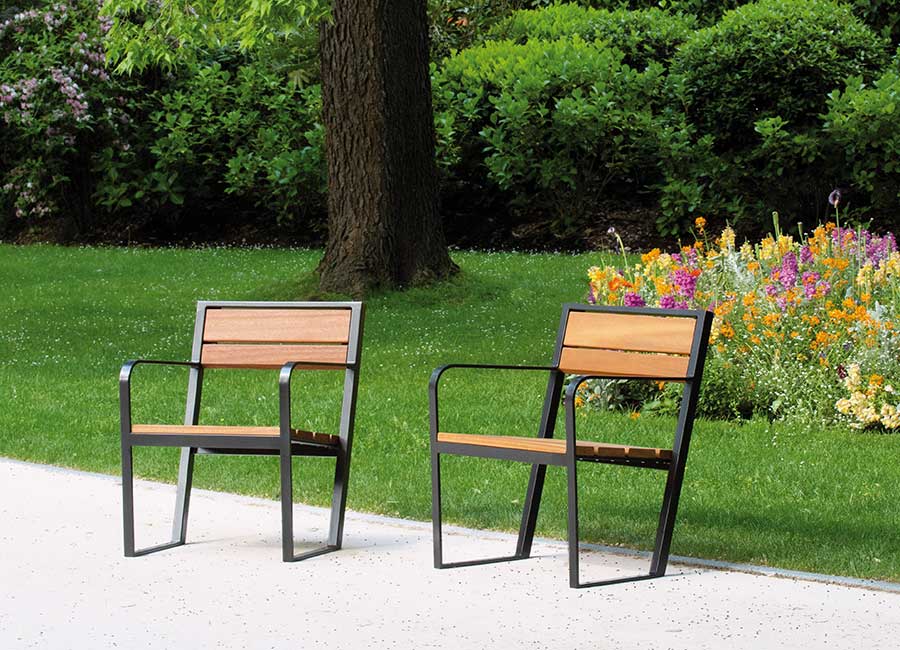 Fauteuil PRAGUE en lame de bois de 110 millimètre conçu et fabriqué par Aréa mobilier urbain