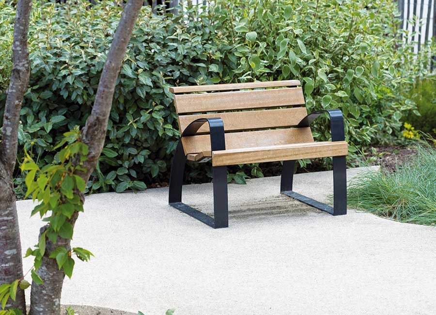 Fauteuil VIENNE BOIS conçu et fabriqué par Aréa mobilier urbain