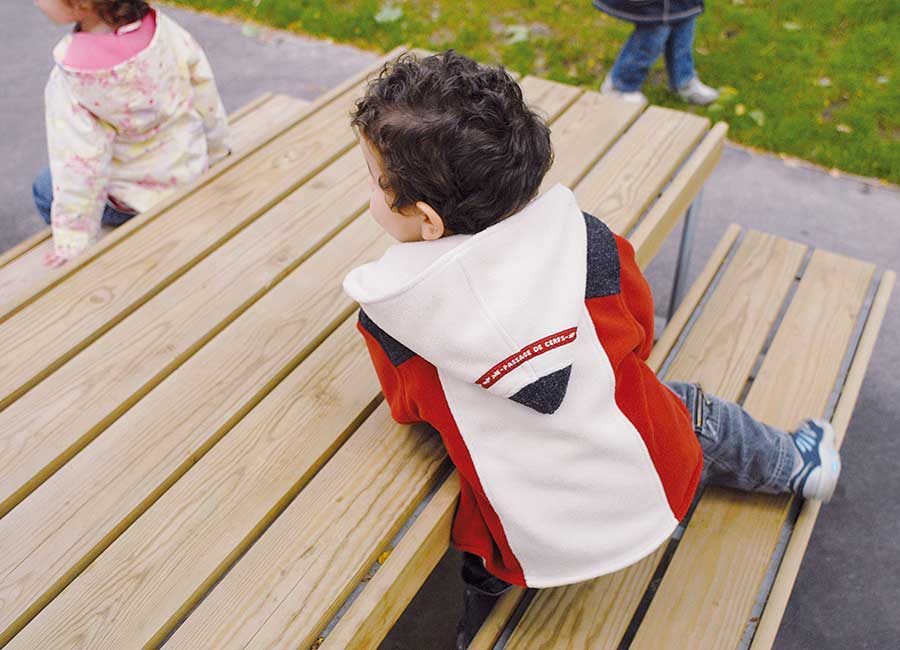 Ensemble table et bancs enfant ATLANTIQUE BOIS conçu et fabriqué par Aréa mobilier urbain