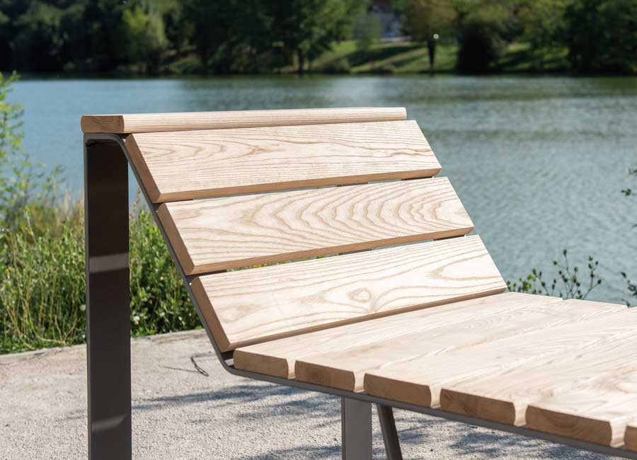 Divan ATLANTIQUE BOIS conçu et fabriqué par Aréa mobilier urbain