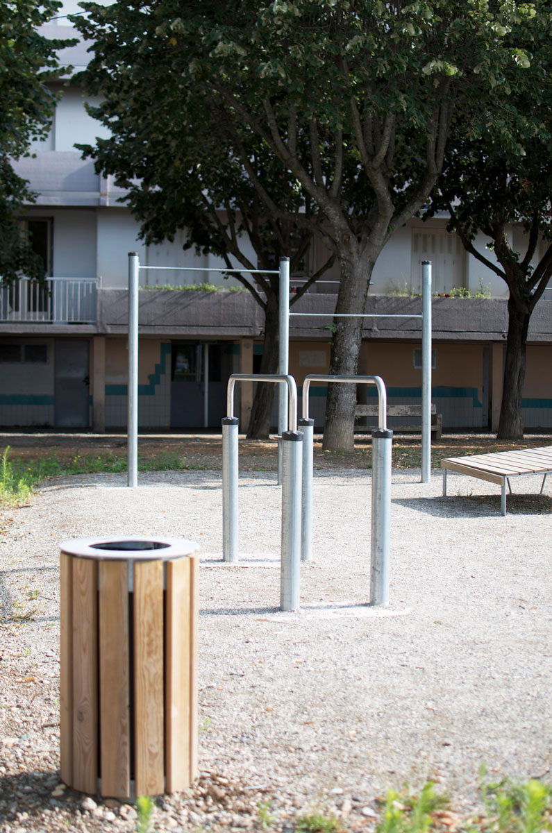 Barres parallèles OXYGENE conçu et fabriqué par Aréa mobilier urbain