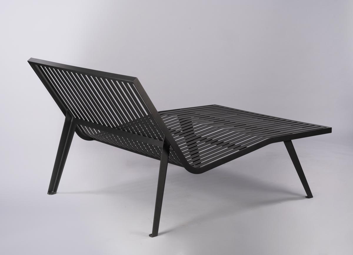 Grande chaise longue MICHIGAN conçu et fabriqué par Aréa mobilier urbain