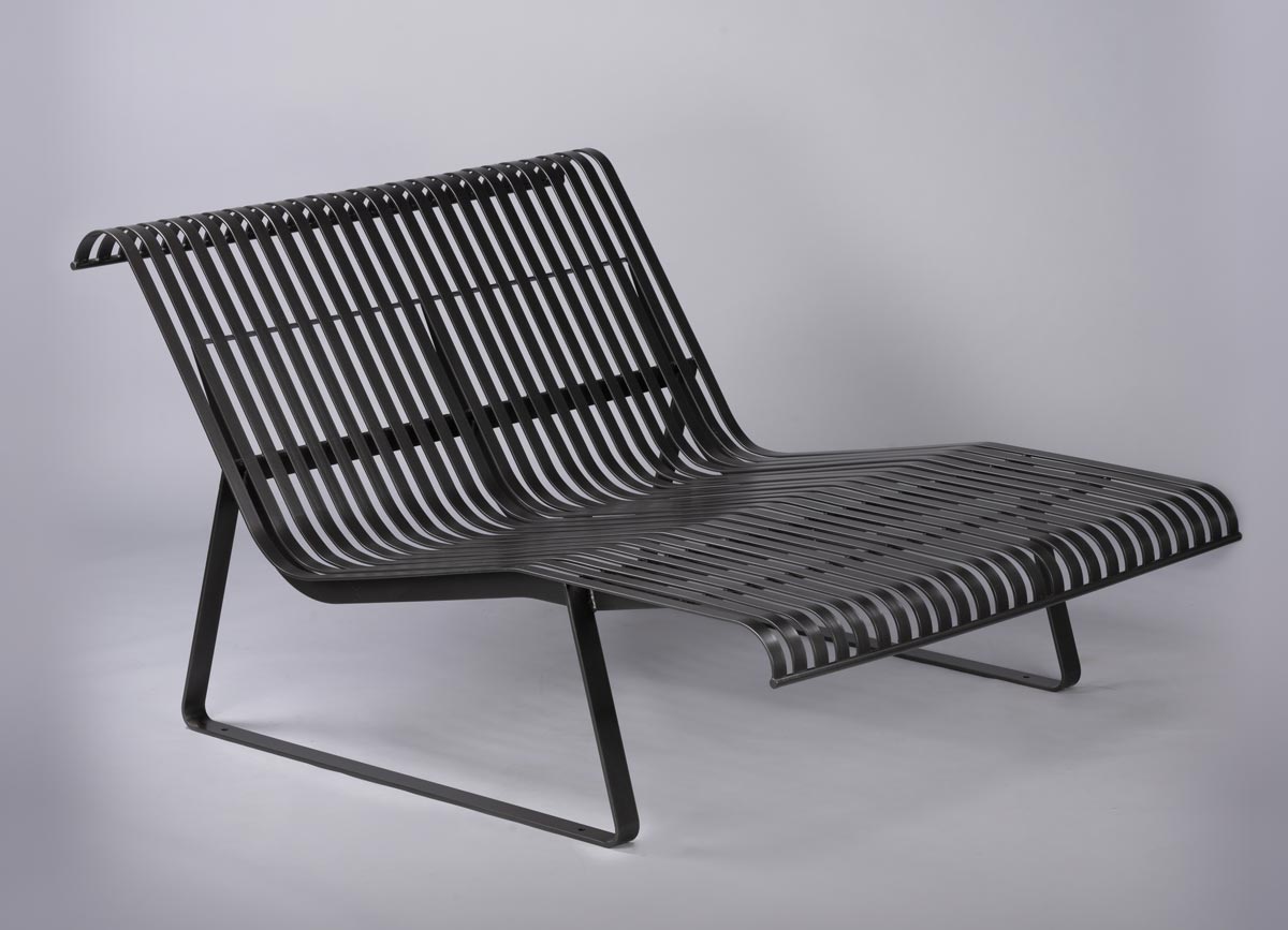 Grande chaise longue MIRAMAR conçu et fabriqué par Aréa mobilier urbain