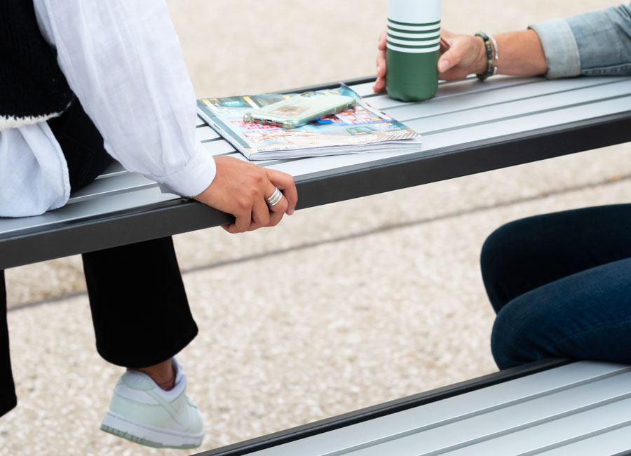 Table banc Chicago aluminium conçu et fabriqué par Aréa mobilier urbain