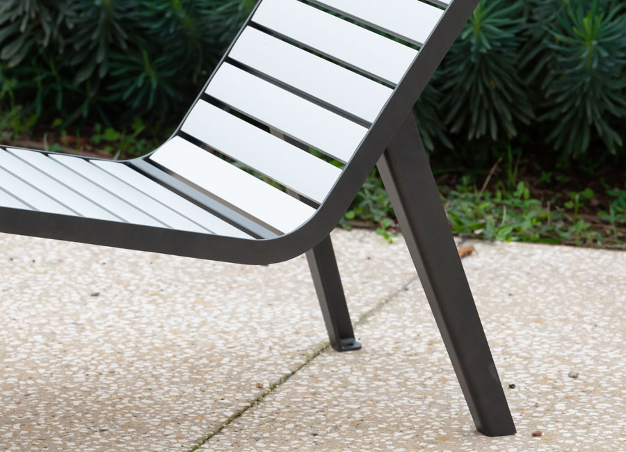 Chaise longue Michigan aluminium conçu et fabriqué par Aréa mobilier urbain
