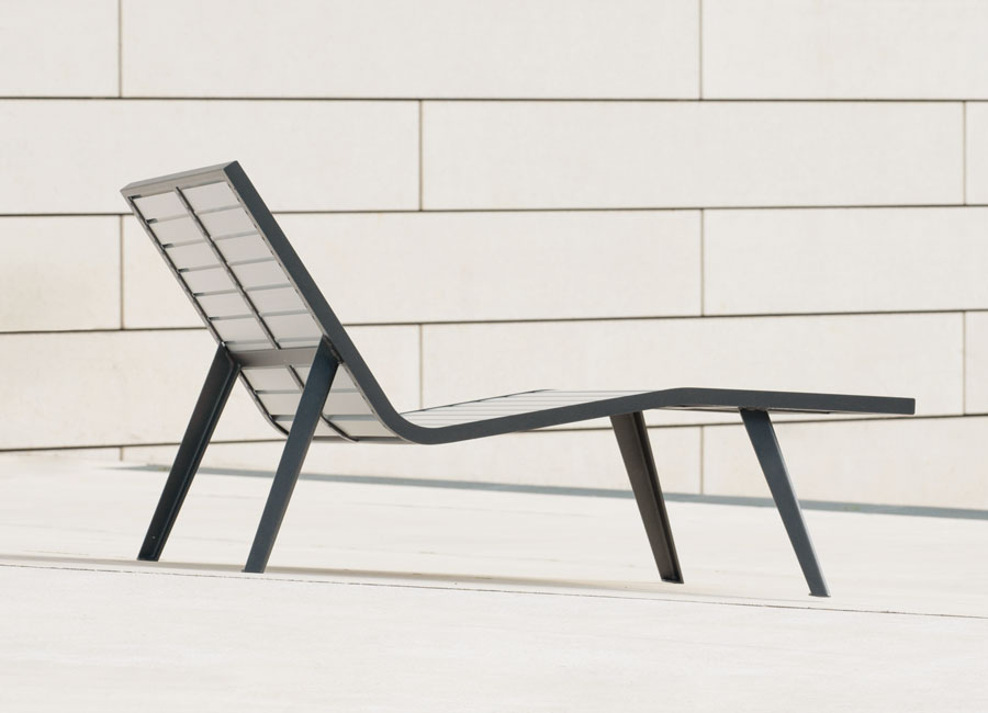 Grande chaise longue Michigan aluminium conçu et fabriqué par Aréa mobilier urbain