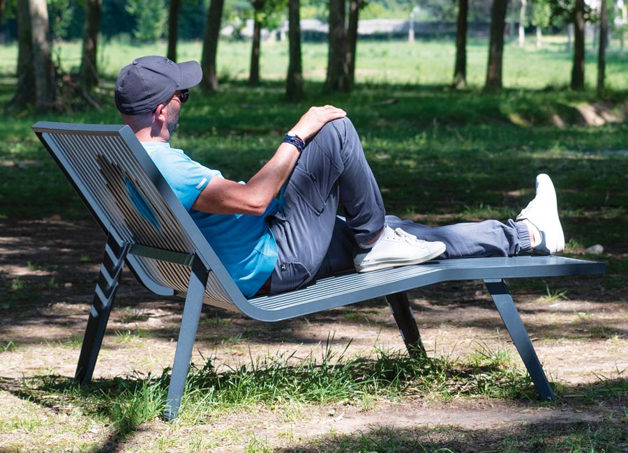 Grande chaise longue MICHIGAN conçu et fabriqué par Aréa mobilier urbain