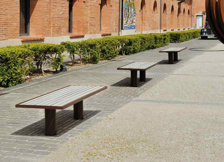 Banc simple TORONTO BOIS conçu et fabriqué par Aréa mobilier urbain