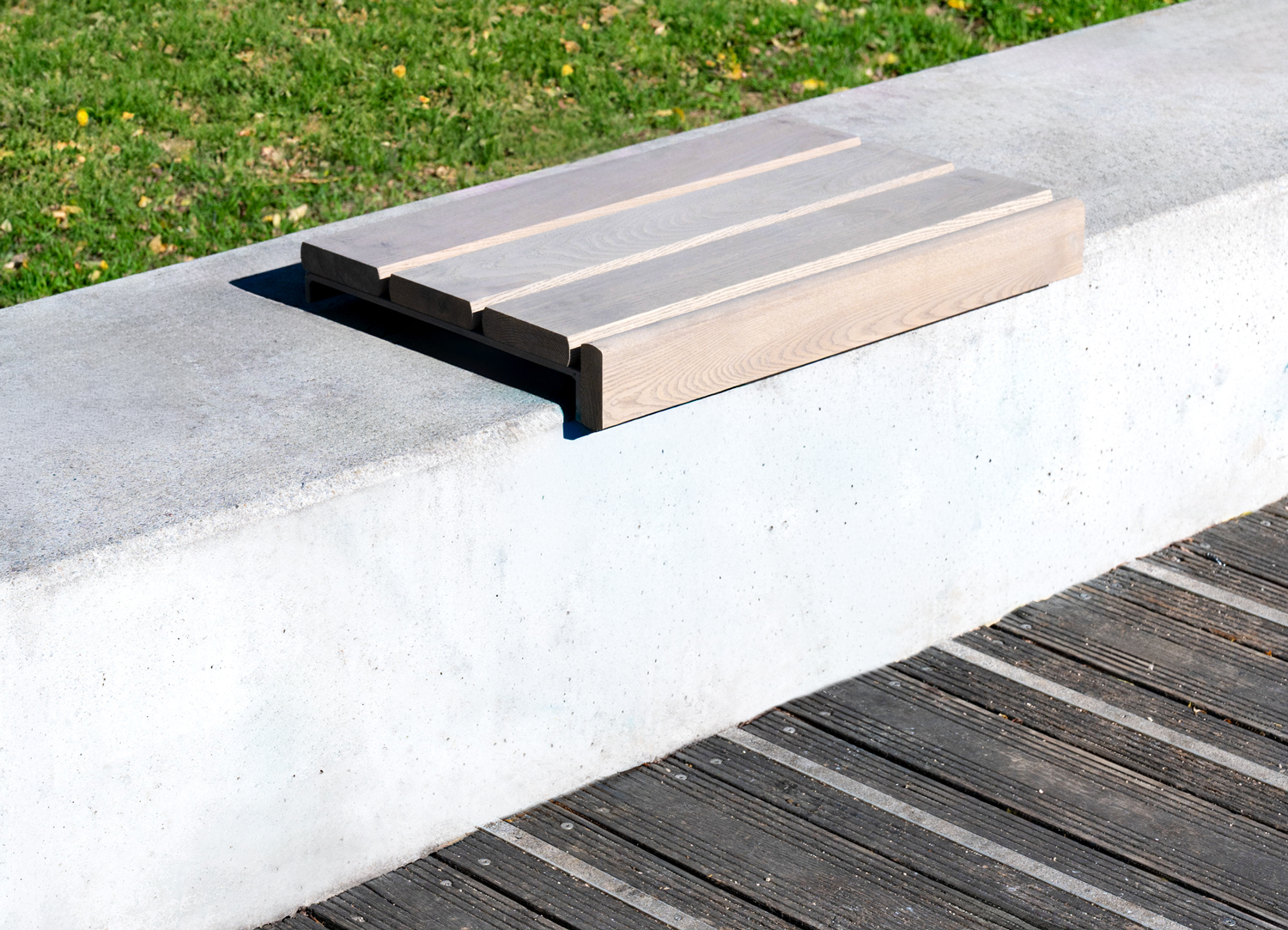 Assise sur muret Atlantique conçue et fabriquée par Aréa mobilier urbain